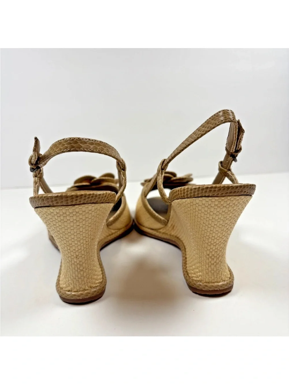 VTG Y2K Sandals Sz 7 Tan Raffia Peep Toe Slingback Wedge Me Too Flower Cottageco